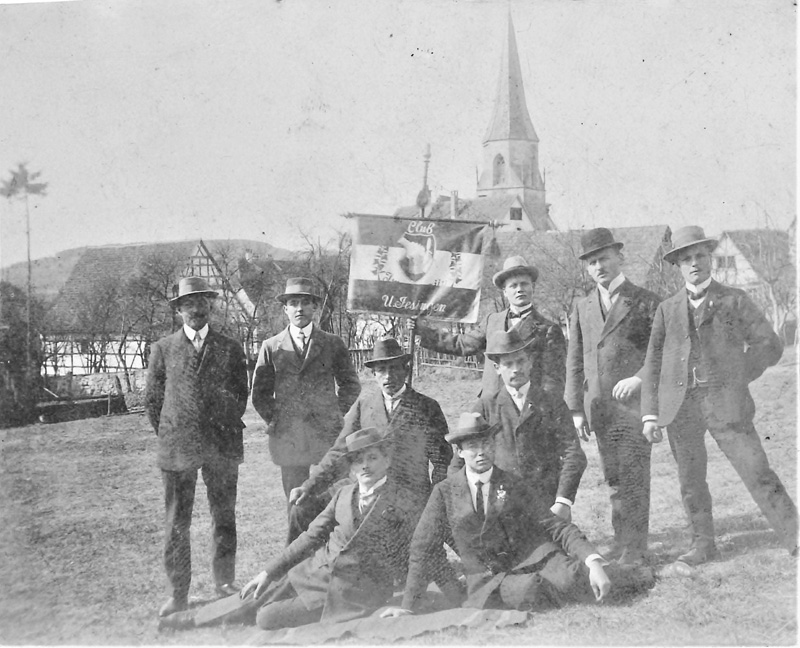Immergrün Clubnach 1900, hinter der Pfarrscheuer. Rechts unten Philipp Schnaidt